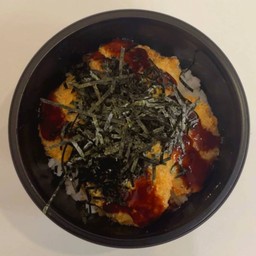 ข้าวเอบะคัสซึ (ทอดมันกุ้งผสมไก่ราดด้วยซอสยากิโรยสาหร่ายฝอย และปลาโอแห้ง)