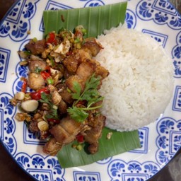ข้าวหมูกรอบคั่วพริกเกลือ