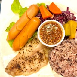 ข้าวสเต็กปลาดอลลี่จิ้มเเจ่ว เพิ่มไส้กรอก