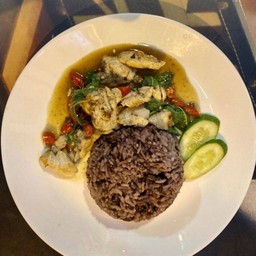 ข้าวสเต็กปลาผัดกะเพรา สูตรคลีน