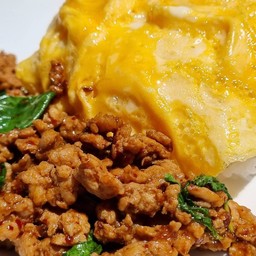 ข้าวกะเพราหมูสับ พรีเมี่ยม ไข่ข้น