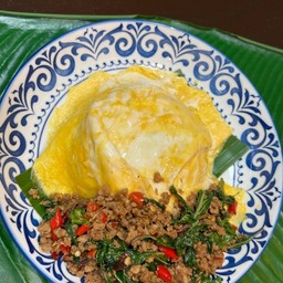 ข้าวกะเพราเนื้อสับ ไข่ตุงขุนช้าง