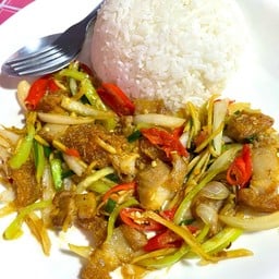 ผัดขิงหมูกรอบ