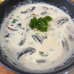 ซุปเห็ดแชมปิญอง หอมกรุ่นละมุนด้วยไออาหารอิตตาเลี่ยนแบบฉ่ำๆต้องลองดูเสริฟกันทุกโต๊ะในร้านเมนูเด็ดที่กินกันแบบจานเกือบไม่ต้องล้างจานกันเลยอร่อยบอกต่อเมนูเด็ดขายดี