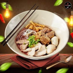 ก๋วยเตี๋ยวหมู รวม (หมูสด เนื้อหมูตุ๋น กระดูกแก้วหมูตุ๋น ลูกชิ้น ตับ) ใหญ่