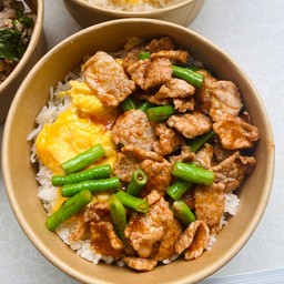 ข้าวหมูนุ่มผัดพริกแกงถั่วฝักยาว