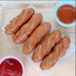 ไส้กรอกไก่รมควันหนังกรอบทอด