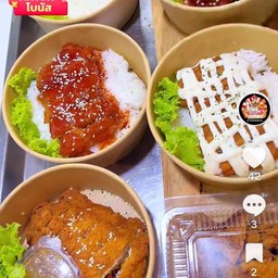 ข้าวหน้าไก่ทอดราดซอส