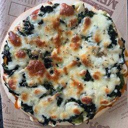 พิซซ่าหน้าผักโขมชีส