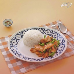 ผัดพริกแกงไก่ราดข้าว