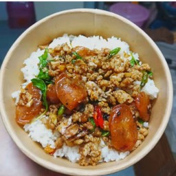 ข้าวกะเพราคู่หู (หมูสับ+กุนเชียง)