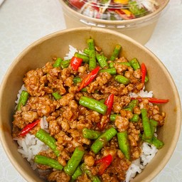 ข้าวหมูสับผัดพริกแกงถั่วฟักยาว