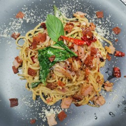 สปาเก็ตตี้ พริกแห้งปลาเค็มเบคอน