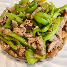 ผัดพริกหยวกหมูชิ้นราดข้าว