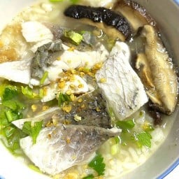 ข้าวต้มทรงเครื่องโชคดี-สูตร เยาวราช (ข้าวต้มปลา กระดูกหมู บะเต้งขาหมู )