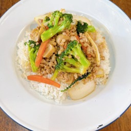 ผัดผักรวมราดข้าว (เลือกเนื้อสัตว์ได้)