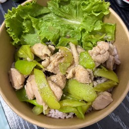 ผัดพริกหยวกไก่ราดข้าว