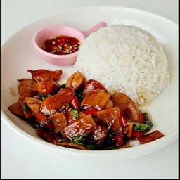 ข้าวกระเพราแฮมไส้กรอกไก่รมควัน