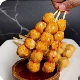ลูกชิ้นหมูทอดชุดละ 4 ไม้