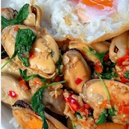 ข้าว+กะเพราหอยแมลงภู่ไข่ดาว
