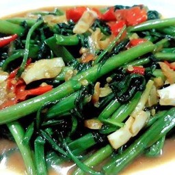 ผัดผักบุ้งไฟแดง กับข้าว