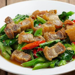 คะน้าหมูกรอบราดข้าว