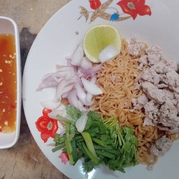 ยำมาม่าหมูสับ