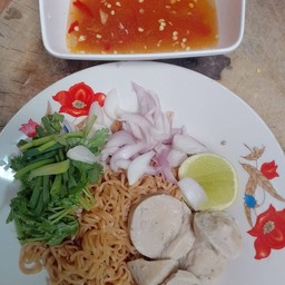 ยำมาม่าหมูยอ