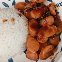 ข้าวกะเพราพริกแห้งไส้กรอก