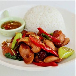 ข้าวกระเพราไส้กรอกไก่รมควัน