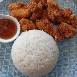 ข้าวไก่กรอบซอสน้ำปลา