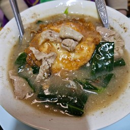 ราดหน้าหมูหมักไข่ดาว