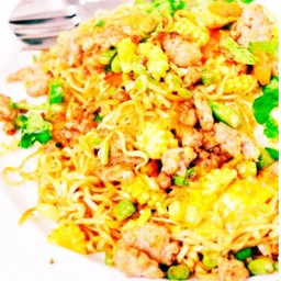 ผัดมาม่าหมูสับใส่ไข่