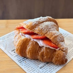 Croissant Cream Strawberry ครัวซองต์ ครีมแยมสตอเบอรี่
