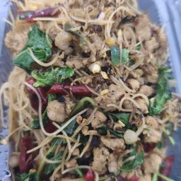 เส้นหมี่ผัดกระเพราหมูสับ( หรือวุ้นเส้น ,เส้นใหญ่)