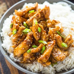 ไก่ผัดน้ำมันงาราดข้าว