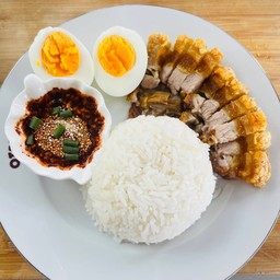 ข้าวหมูกรอบไข่ต้ม นำ้จิ้มแจ่ว