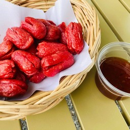 ไส้กรอกแดงทอด(ในตำนาน) พร้อมน้ำจิ้มเข้นข้น