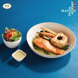 สเต๊กปลาแซลมอนซอสเคลเขียวหวาน เสิร์ฟคู่พัฟเห็ดและมะเขือม่วง