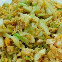 ข้าวหน้าผัดกะหล่ำปลีใส่ไข่