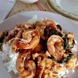 ยุ้ยกะเพราหลังวัด