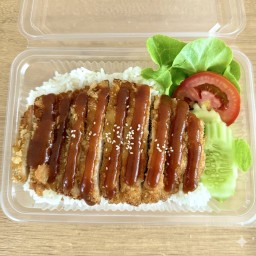 ข้าวไก่ทอด ซอสทงคัตสึ