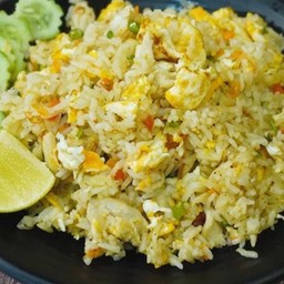 ข้าวผัดพริกขี้หนูสวนใส่ไข่