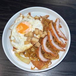 มาม่าดูนัว์ร์ผัดคอหมูทอด