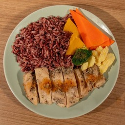 ไก่ย่างน้ำจิ้มแจ่วกับข้าวหอมมันปู