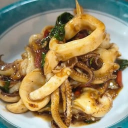 ผัดกะเพรา ปลาหมึก