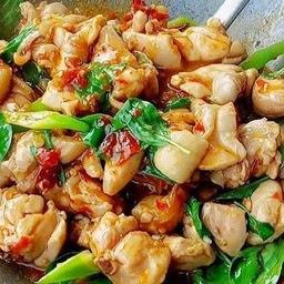 ผัดพริกแกงเผ็ดไก่ใบโหระพาราดข้าว