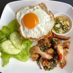 กระเพราคอหมูย่างราดข้าว+ไข่ดาว