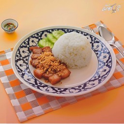 หมูกรอบกระเทียมราดข้าว