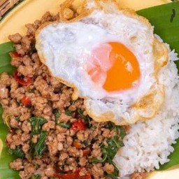 กะเพาหมูสับ+ไข่ดาว